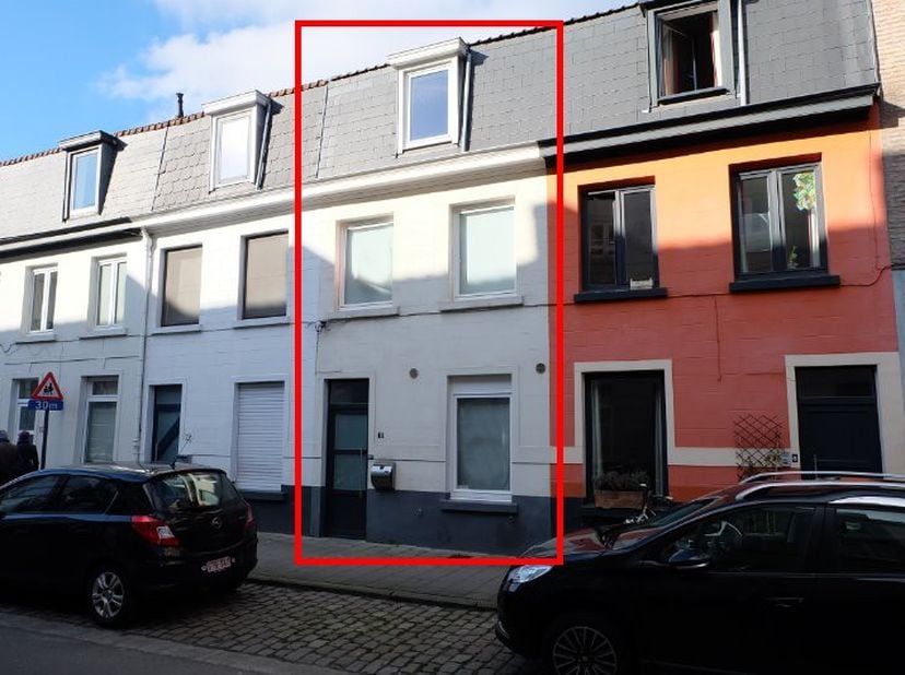 Deze gezellige rijwoning is gelegen op wandelafstand van het zuidpark van Gent.<br />
&amp;nbsp;<br />
<br />
De woning omvat een inkomhal met apart toile