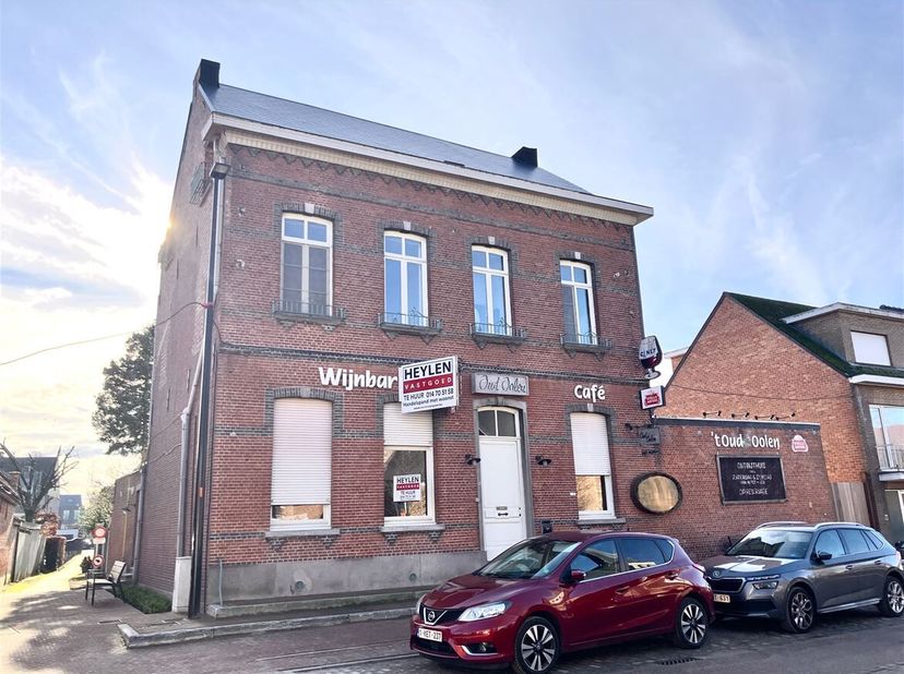 Prachtig herenhuis met groot commercieel potentieel in het centrum van Olen<br />
Ligging:<br />
Centraal gelegen in Olen met een uitstekende bereikba