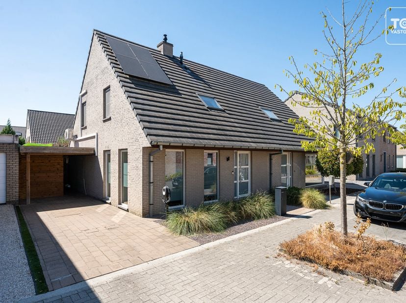 Deze energiezuinige halfopen woning bevindt zich in een rustige en aangename woonwijk in Wondelgem. Het centrum van Gent ligt op slechts enkele minute