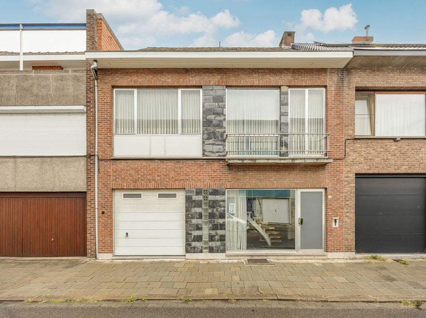 Deze ruime woning met 3 slaapkamers biedt potentieel en is ideaal gelegen pal in het centrum van Herentals. Het eigendom werd gebouwd op een perceel v