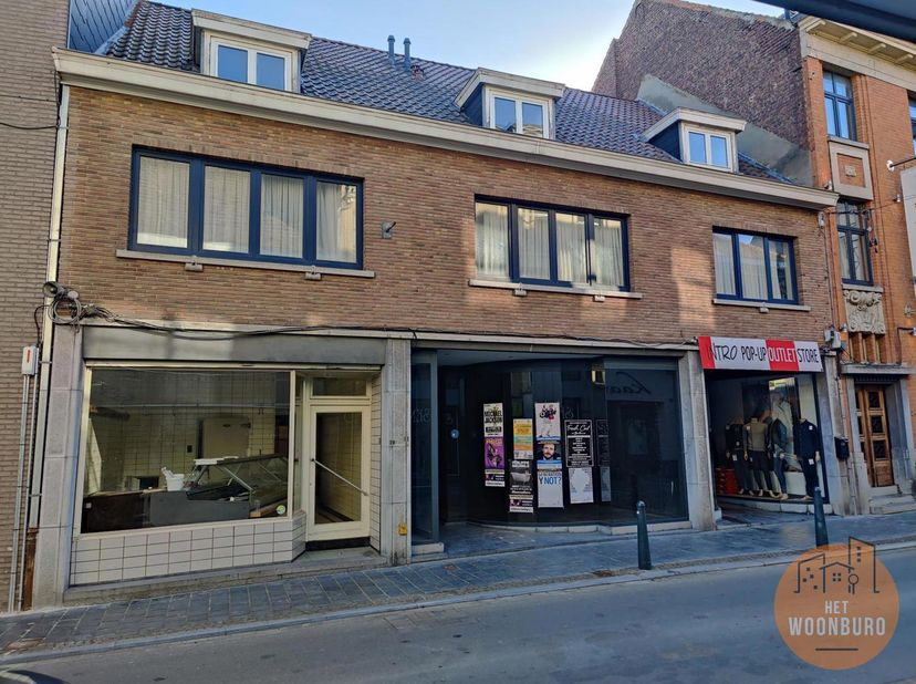 Gelegen in het centrum van Ninove, Lavendelstraat 20, 22 en 22A: 2 handelshuizen en een building met winkelruimte en 2 appartementen. Het geheel besta