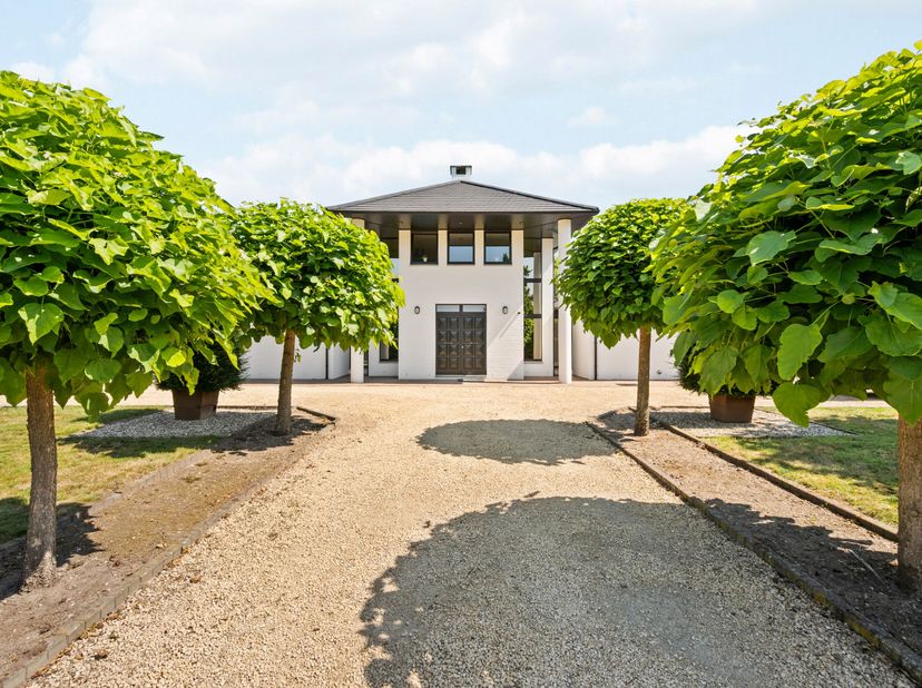 Californisch geïnspireerde villa met zwembad.<br />
<br />
Deze karaktervolle villa uit 1997 is gelegen op een royaal perceel van 2.481 m² en ondersch