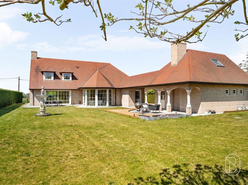 Grote degelijke perfect onderhouden klassewoning op 3000m2. <br />
Perfect onderhouden villa met ca. 400 m² bewoonbare oppervlakte, gelegen op een pra