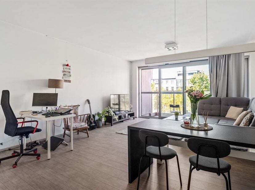 Ligging: Dit appartement is gelegen op de derde verdieping van het gebouw op de Italiëlei, vlakbij winkels, openbaar vervoer en met makkelijke verbind