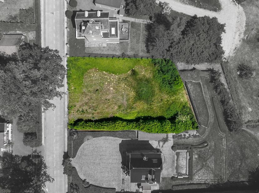 Op een uitzonderlijke locatie, aan de voet van het prachtige Kluisbos, bevindt zich deze mooie bouwgrond met een oppervlakte van 994 m². Het perceel g
