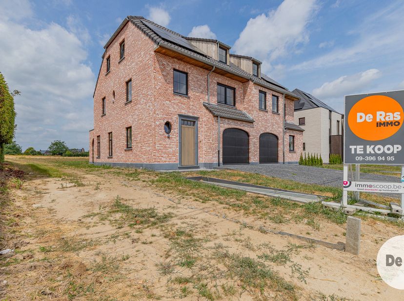 EERSTE BEZOEKDAG ZONDAG 30/08 VAN 10U TOT 12U (enkel op afspraak!)<br />
HELDERGEM - Deze prachtige en tijdloze nieuwbouwwoning kunt u vinden op de ve