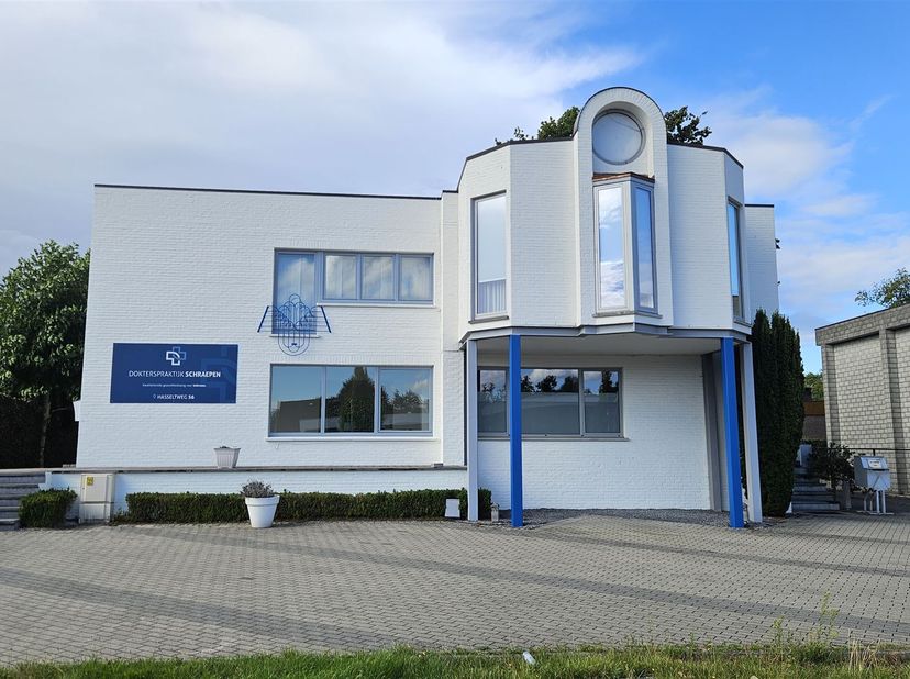 Uitzonderlijke investering met tal van mogelijkheden – praktijk, woning én opbrengsteigendom aan de Hasseltweg<br />
Ontdek deze volledig ingerichte
