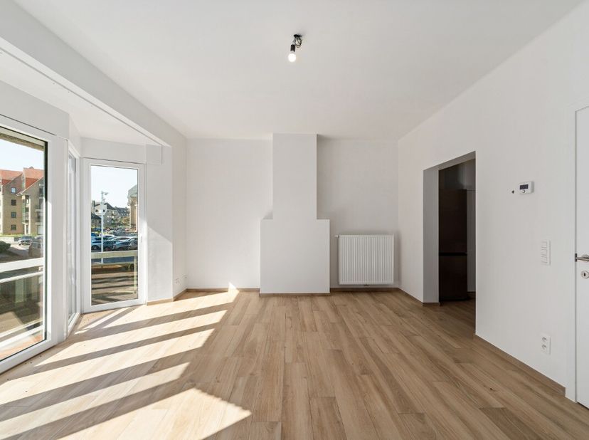 Jaarverhuur  Ongemeubeld appartement op toplocatie in Koksijde. Bent u op zoek naar een comfortabele woonst aan de kust? Dit ongemeubelde appartement