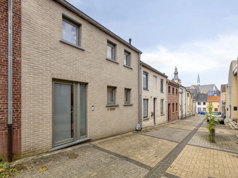 Deze instapklare woning combineert een moderne afwerking met een uiterst gunstige ligging in het hartje van Aarschot. Dankzij het EPC-label A geniet j