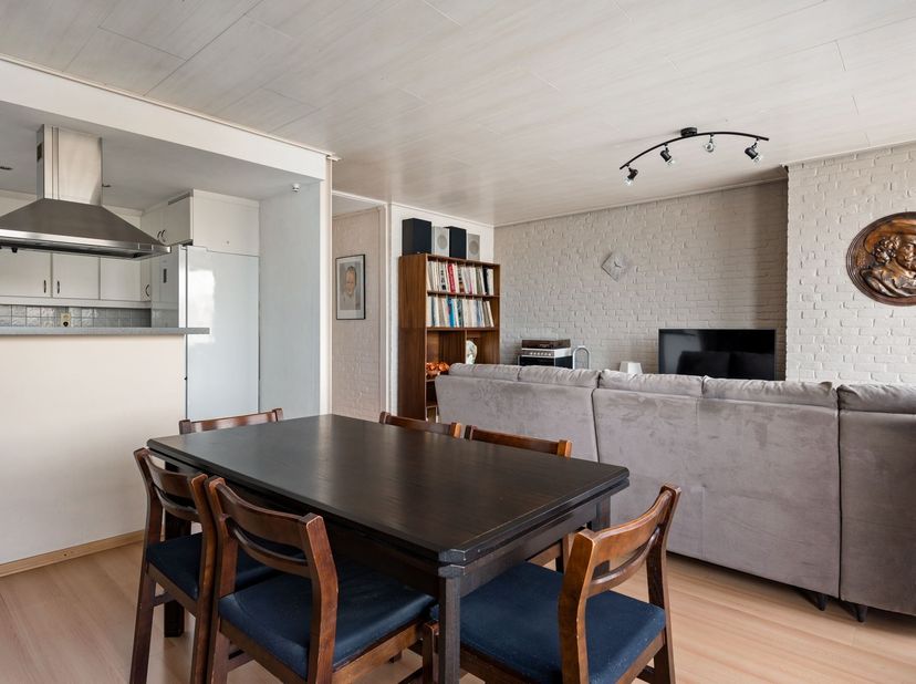 Appartement avec 2 chambres, terrasse et garage box<br />
<br />
Cet appartement au 4ème étage avec ascenseur est idéalement situé sur la Bisschoppe