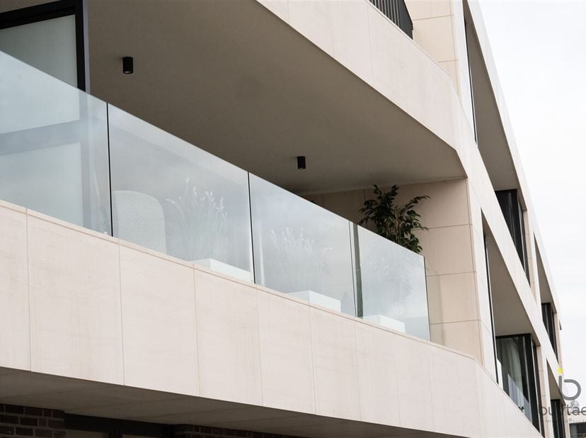 Ruim NIEUWBOUW twee slaapkamer appartement op de 1ste VERDIEPING in het centrum van Schilde!<br />
In een modern gebouw met lift bevindt zich dit appa