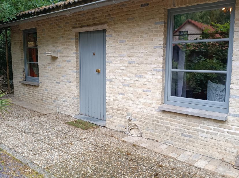 Mooie bungalow te koop in bosrijke omgeving in Brasschaat. Adres. Heibos 14.<br />
Indeling.<br />
Mooie ruime living met houtkachel, ingerichte keuke