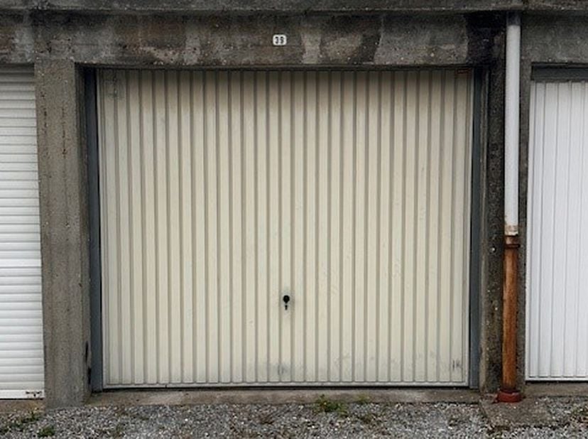 Gesloten garagebox in het centrum van Leuven, gelegen aan de Kapucijnenvoer 84. <br />
De garage nr 39 maakt deel uit van een verzorgd complex met 54