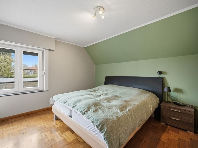 Op de Tiensesteenweg 69 te Bunsbeek bevindt zich deze instapklare eigendom die wonen en werken perfect combineert. De woning beschikt over een inkomha