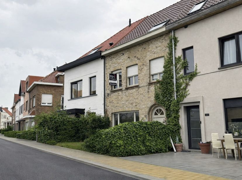 Dit ruime duplex-appartement bevindt zich op de eerste verdieping van een kleinschalige meergezinswoning, bestaande uit slechts twee appartementen. Da