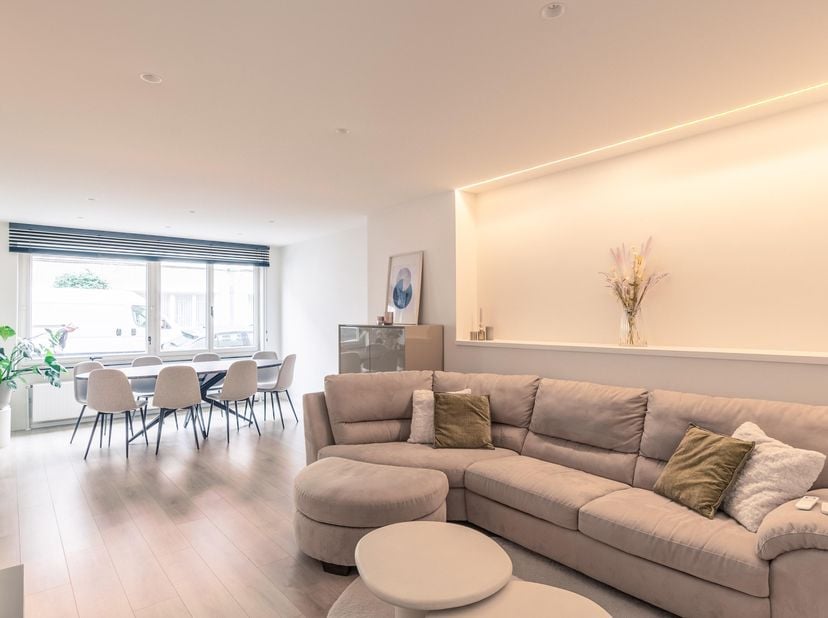 -Instapklaar gelijkvloers appartement met 2 slaapkamers en eigen garagebox te Hasselt<br />
<br />
Dit recent vernieuwde en uitstekend onderhouden app