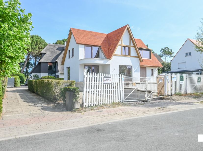 Aan de prestigieuze Magere Schorre, pal grenzend aan de Royal Zoute Golf Club, bevindt zich deze uitzonderlijke designvilla waar hedendaagse architect