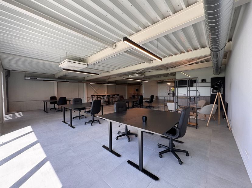 Deze instapklare kantoorruimte van +/- 177 m² is gelegen op de bedrijvensite Tintersweghe in Blankenberge, een gevestigde bedrijvenzone waar tal van o