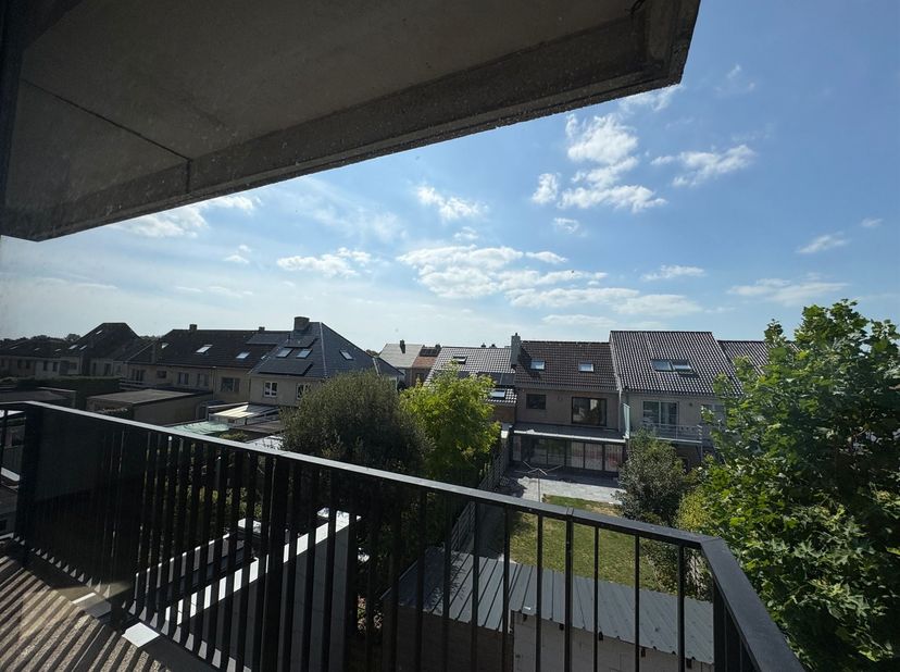Zonnig, lichtrijk appartement met balkon  gelegen vlakbij centrum Bredene-Duinen (winkels, tram, strand). Tweede verdieping zonder lift!<br />
Indeli