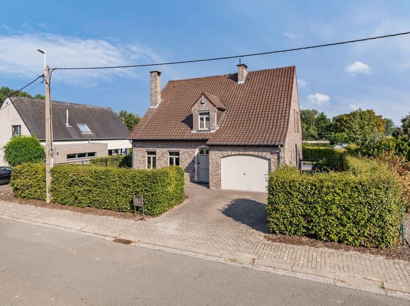 Op zoek naar een ruime en comfortabele gezinswoning in een rustige omgeving? Deze vrijstaande woning, gebouwd in 1991, combineert een royale bewoonbar