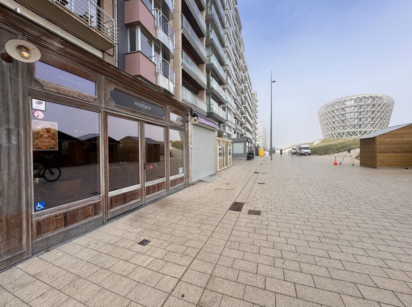 De zeedijk van Middelkerke, met het casino in het zicht, is een ligging die haar eigen passage genereert door de combinatie van wandelend dijkpubliek