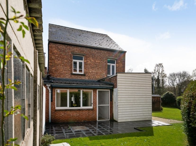 Op een uitstekende locatie in het centrum van Grootlo bevindt zich deze te renoveren woning met 3 slaapkamers, tuin en 2 garages. U geniet hier van ee