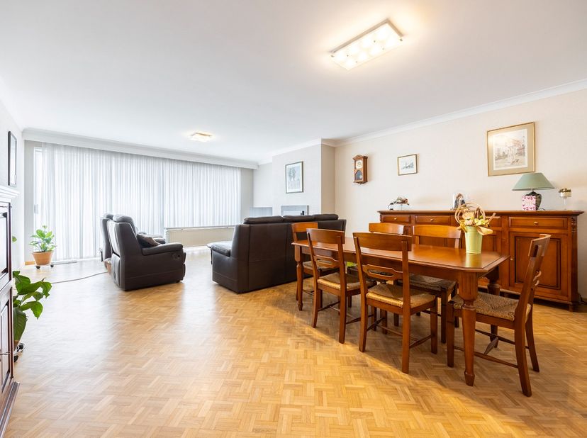 Spreekt een ruim appartement in een goed onderhouden gebouw u aan? Hecht u veel belang aan een vlotte verbinding met het stadscentrum, maar ook aan ru
