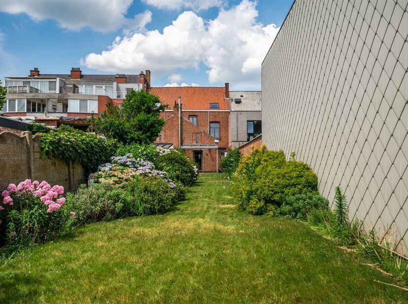 Magnifique maison de caractère avec des éléments d'origine sur 405 m²<br />
Cette charmante maison datant de 1933 respire le caractère et l'authentici