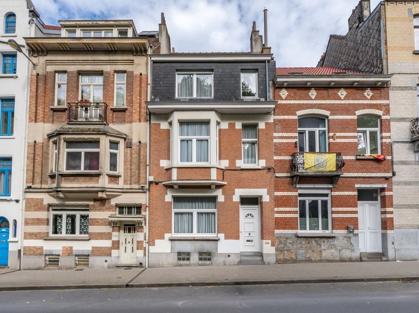 VORST - Tegenover het Dudenpark, Brusselse herenhuis van ca. 230 m² (4 slpk./2 doucheruimtes) gebouwd in 1926 op een perceel van 1a25ca en gerenoveerd