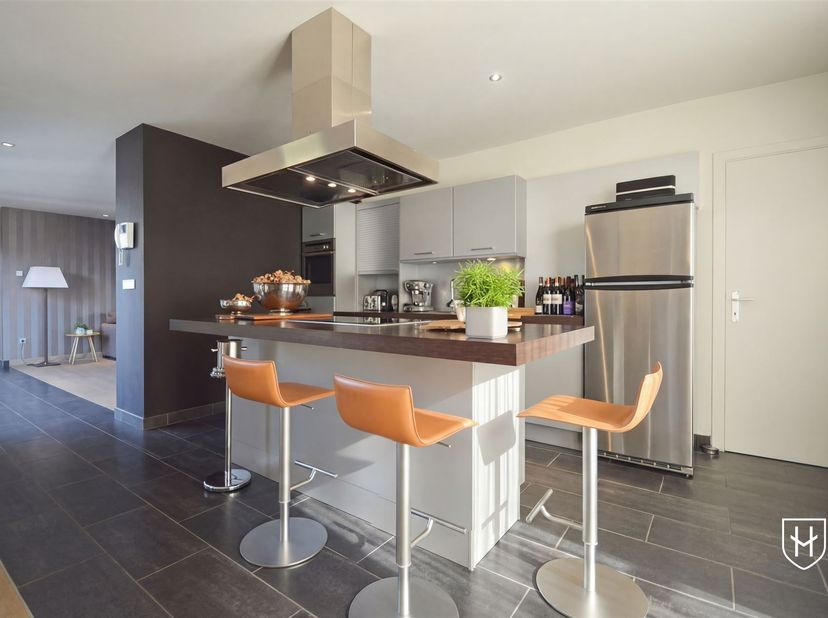 Schitterend penthouse met ruim zonneterras en een ondergrondse autostaanplaats, gelegen in het historische centrum van Stokkem. Op slechts 400 meter b