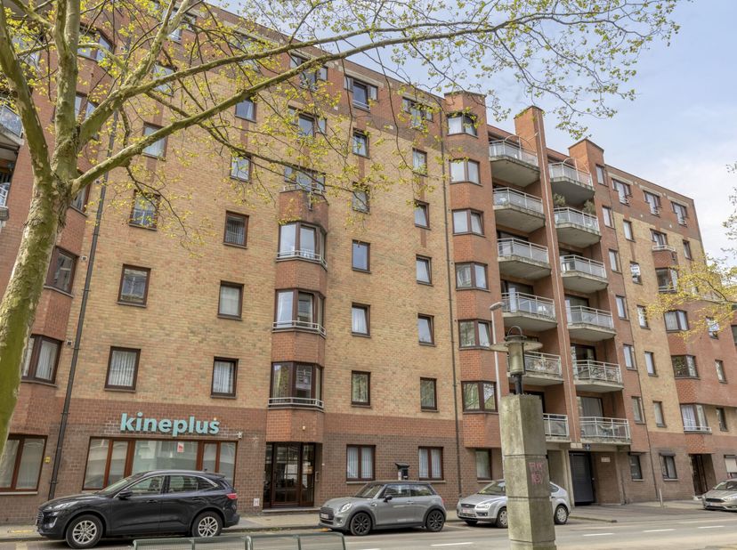 Dit ruime gelijkvloerse appartement met 2 slaapkamers bevindt zich op een uitstekende locatie in het centrum van Leuven. Dankzij de combinatie van een
