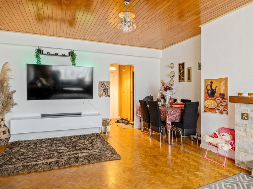 Ruim appartement met 3 slaapkamers<br />
 Ligging: Ontdek dit appartement op de 6e verdieping in de Wapenstilstandlaan. Met de Singel, Berchem Statio