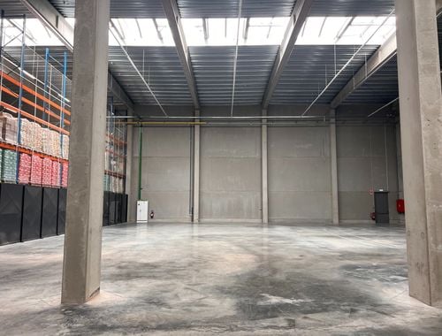                                         Magazijn met bureel te huur in Erembodegem, € 7.545,83
