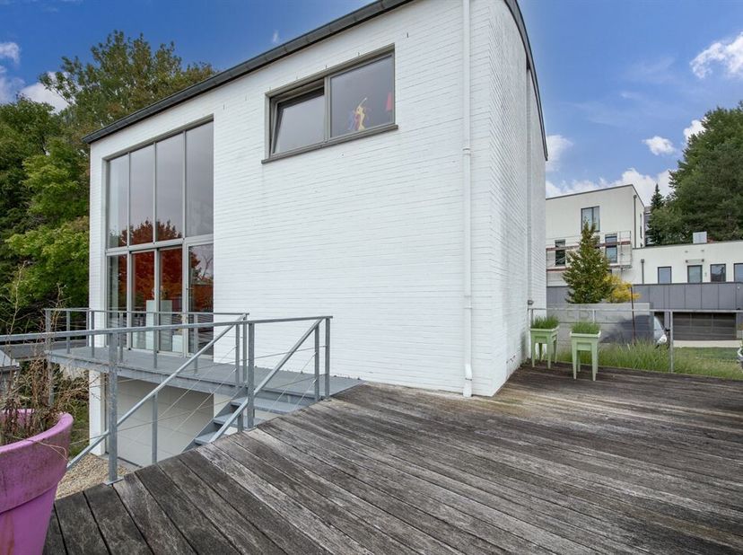 W Immobilière vous propose à Arlon, à deux pas du centre-ville, Un atelier dartiste ultra contemporain. Situé dans un environnement calme, ce bien est
