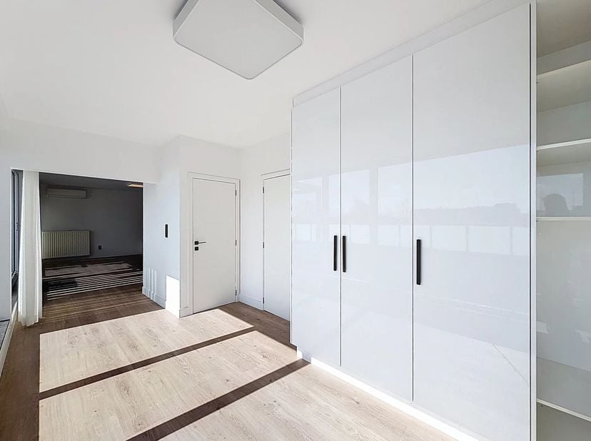 Dergelijke appartementen komen zelden op de markt  en wanneer ze verschijnen, zijn ze snel weg. Dit uitzonderlijk ruim appartement op de bovenste verd