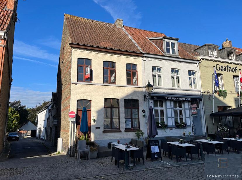 Het pand heeft een bruikbare vloeroppervlakte van liefst 260m², zijnde 34m² kelderruimte, 90m² op de gelijkvloerse verdieping, 90m² op de eerste verdi
