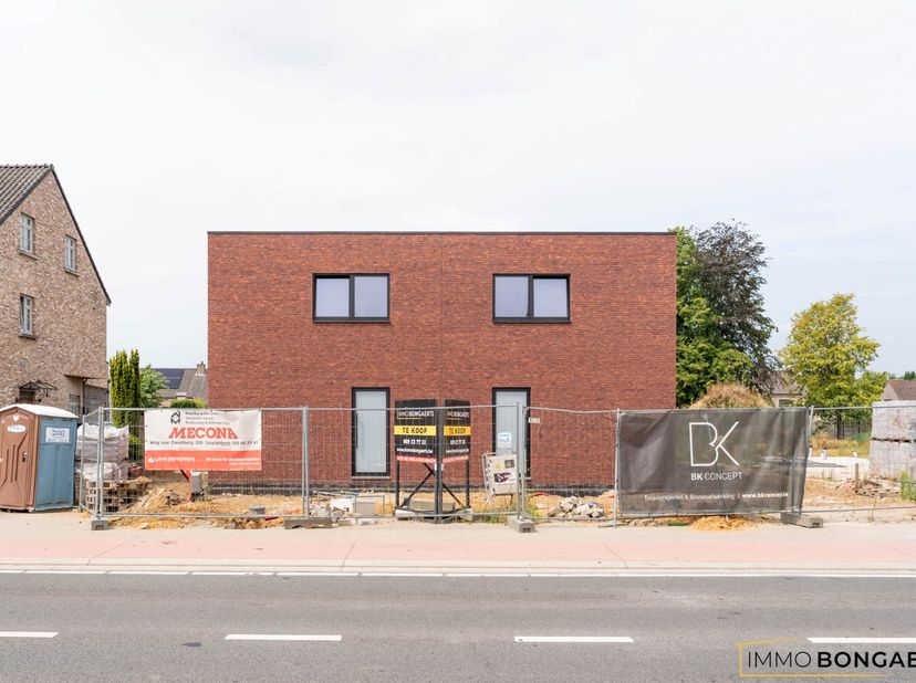 Deze volledig afgewerkte woning combineert hedendaags comfort met energiezuinig wonen. Er is een mogelijkheid tot aankoop aan 6% btw in plaats van 21%