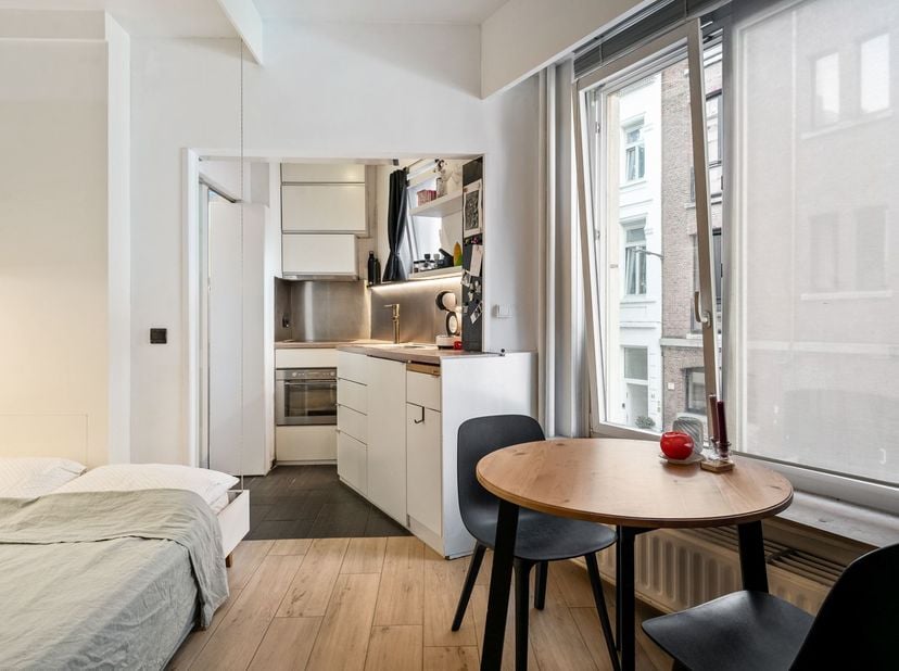 Ligging<br />
Deze gerenoveerde studio bevindt zich op de eerste verdieping van een verzorgd gebouw aan de Italiëlei, op een uitstekende centrale loc