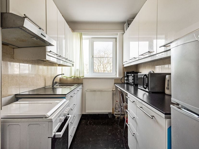 Situation : l'appartement se trouve à quelques pas des magasins, des restaurants et des transports publics. Grâce à sa situation centrale, vous bénéfi