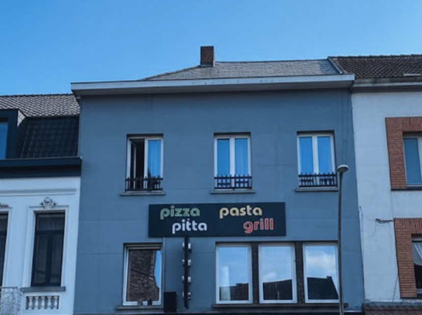 Dit investeringspand op een commerciële topligging in Geraardsbergen (Grote Markt) kan een mooie investerings-opportuniteit zijn. <br />
Dit zuiver op