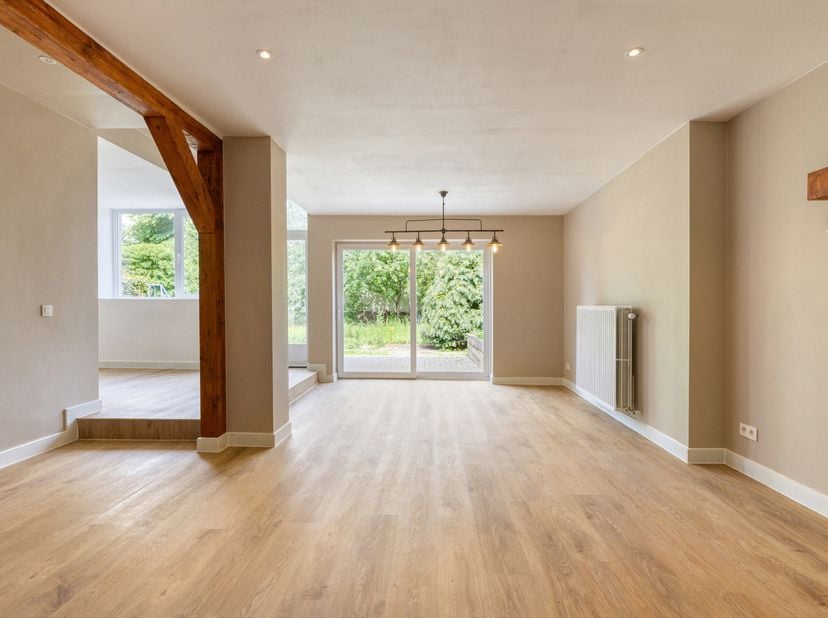 Bent u op zoek naar een zeer ruim en instapklaar appartement, met tuin, dan is dit pand iets voor jou! <br />
Dit gelijkvloers appartement heeft een g