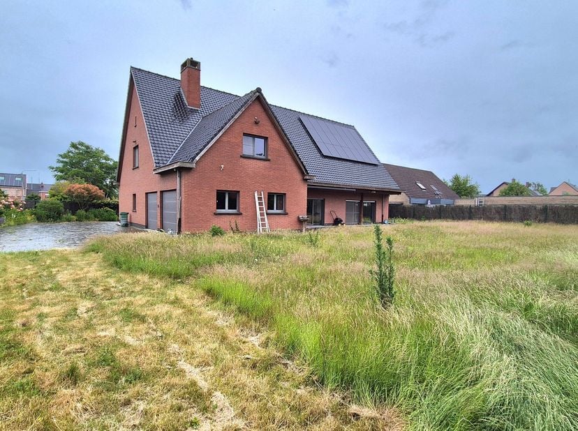 Ontdek deze indrukwekkende villa in Zulte, waar ruimte, comfort en kwaliteit samenkomen in een stijlvolle gezinswoning. Met een bewoonbare oppervlakte