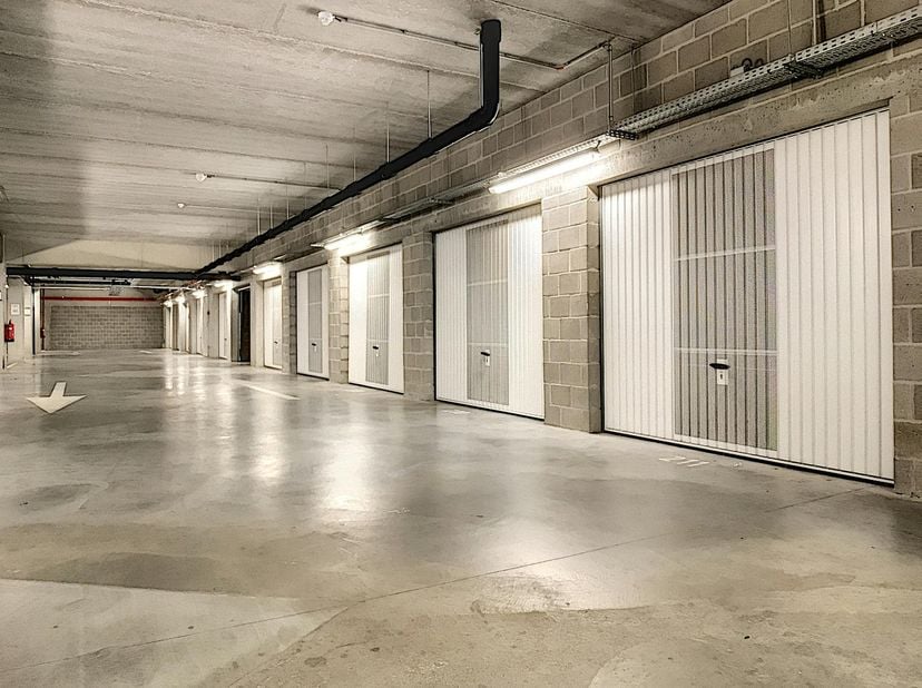 Garages te koop in Brugge: aan het station van Brugge in de nabijheid van het openbaar vervoer, verschillende winkels en op wandelafstand van het cent