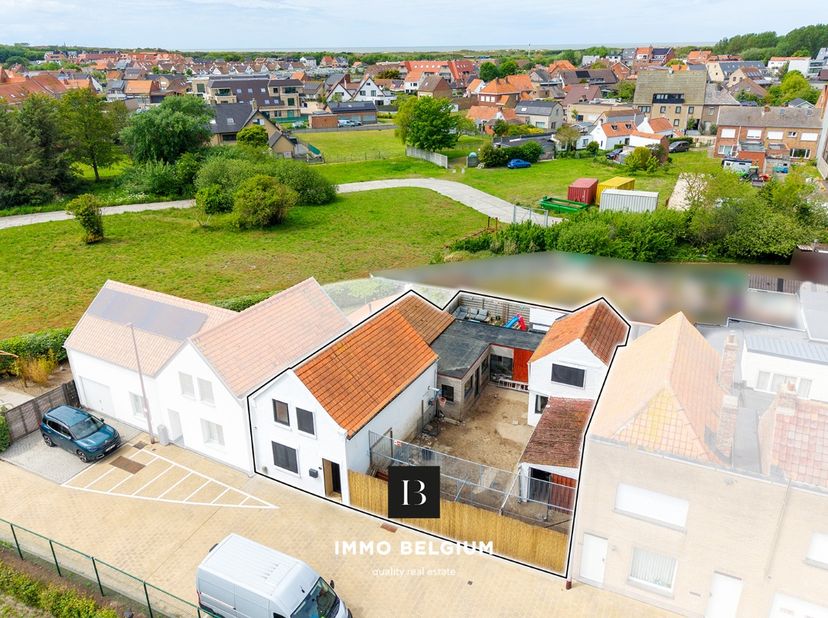 Deze gerenoveerde woning is rustig gelegen in de Katterekelaan, op een boogscheut van het strand van de Vosseslag. De woning omvat een inkomhal met ve