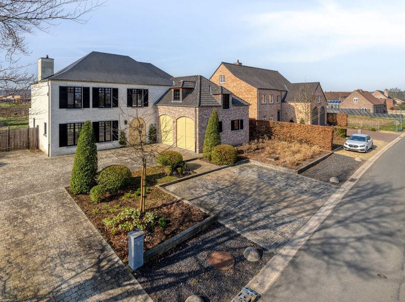 Te Zandvoort 37 in Westerlo-Tongerlo vinden we deze recente villa terug. Dankzij deze ligging genieten we van tal van voorzieningen in de nabije omgev