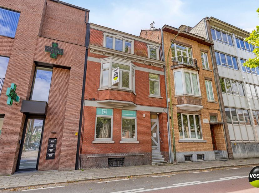 Bent u op zoek naar een woning met karakter, ruimte én een uitzonderlijke ligging? Dan biedt deze herenwoning aan het Vrijwilligersplein een unieke ka