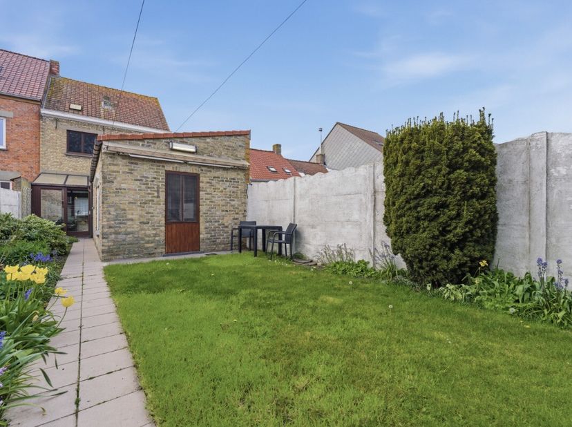 Te koop: charmant gesloten huis in het centrum van Alveringem, met een zonnige tuin en een lichtrijke leefruimte. Deze woning ligt centraal in Alverin
