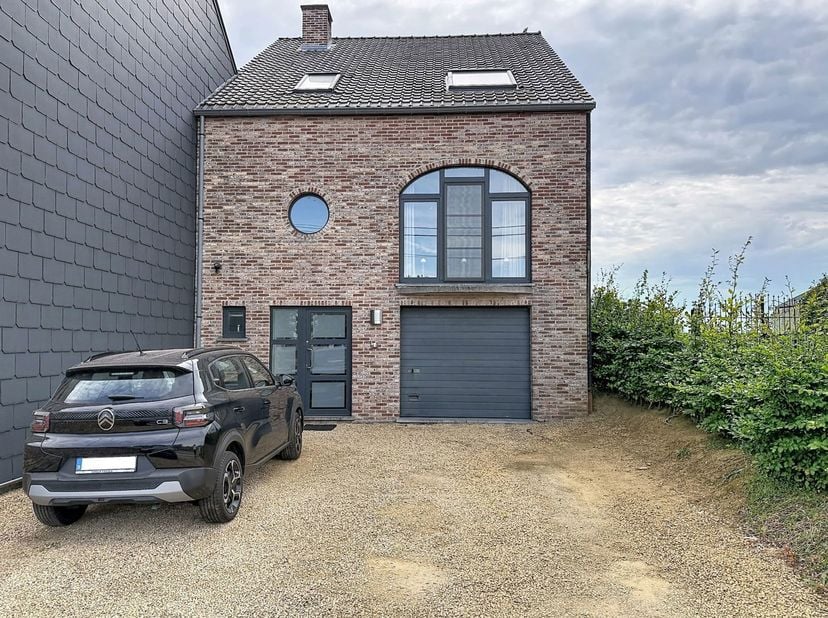 In het rustige Groot Overlaar, net buiten het centrum van Tienen, vind je deze recente en bijzonder aangename woning. Een plek waar licht, ruimte en c