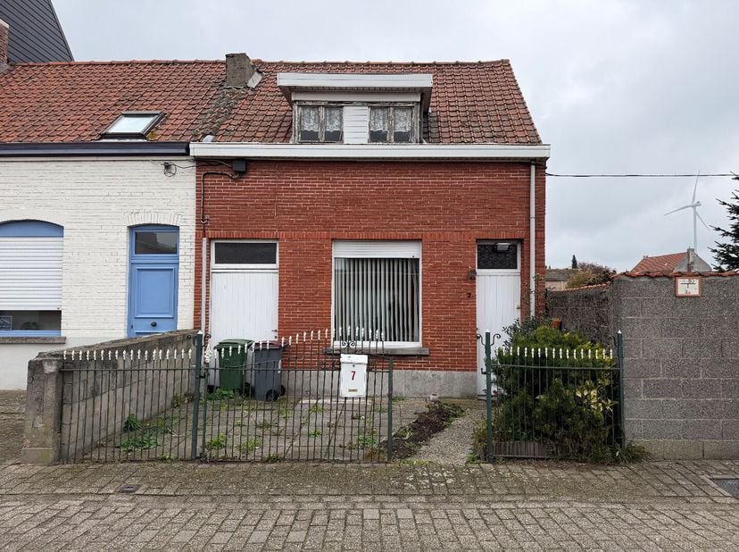 Meer info of bezoeken: gelieve steeds te bellen naar: 0485/321.842<br />
Deze totaal te renoveren of te slopen woning is gelegen op wandelafstand van