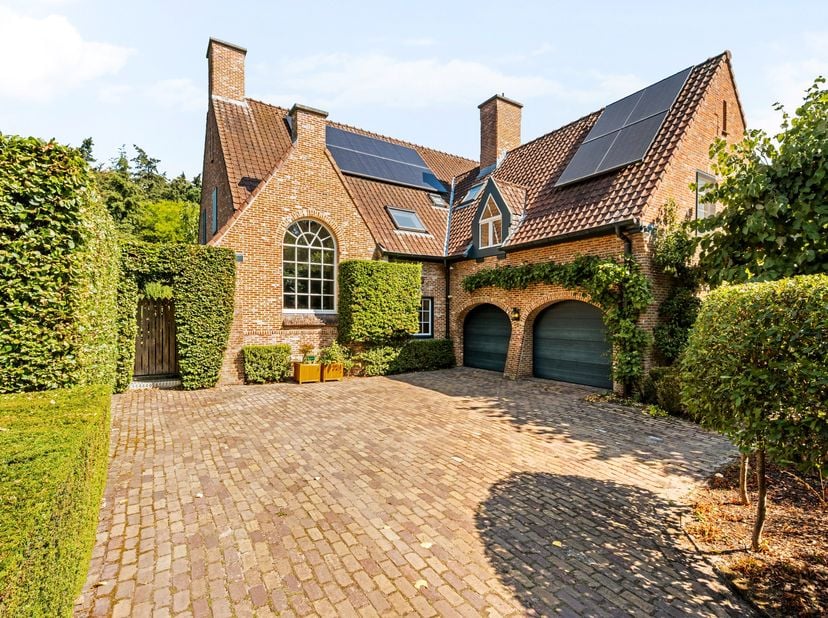 Deze uitzonderlijke villa, ontworpen door architect Rutten, bevindt zich op een rustige en gegeerde locatie in Turnhout, op een prachtig zuidwestgeric